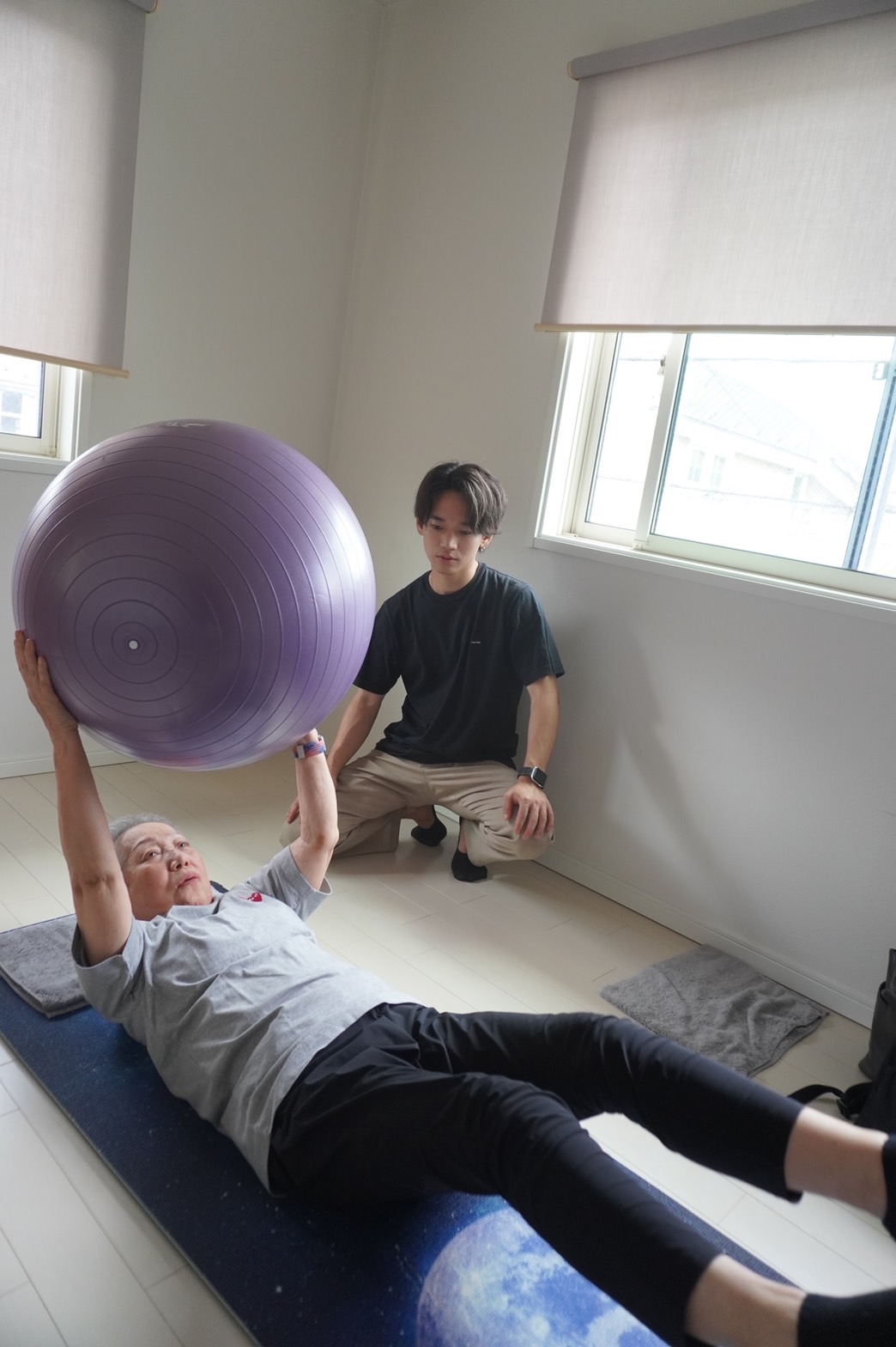 坐骨神経症緩和の為にトレーニングに励む高齢者