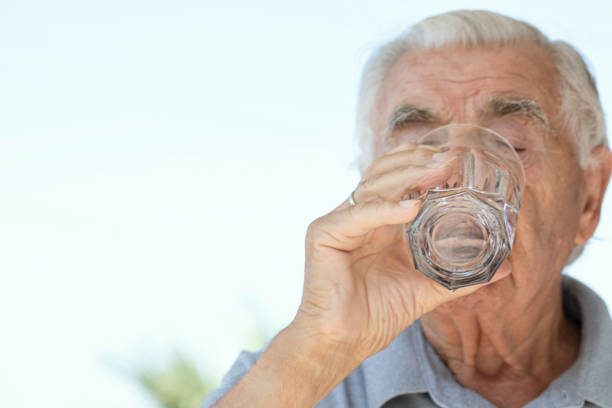 水分補給をする高齢者