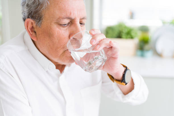 認知症予防の為に水分補給をする高齢者