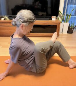変形性膝関節症のリハビリとケア方法、日常生活での注意点を理学療法士トレーナーが解説