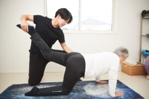 高齢者の自宅リハビリ｜歩行訓練の具体例と国家資格トレーナーによる訪問サポート