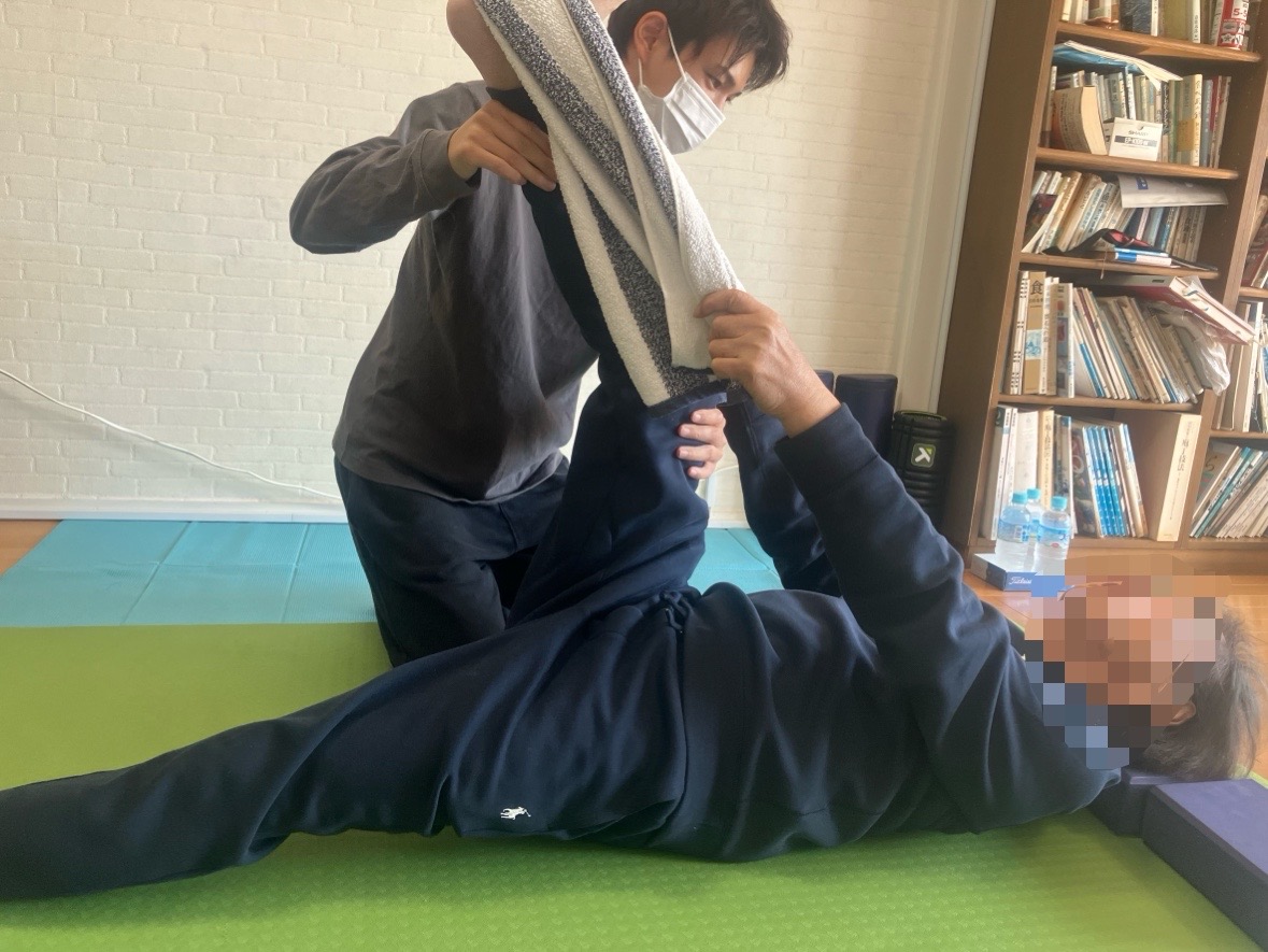 出張トレーニングに励む高齢者の男性