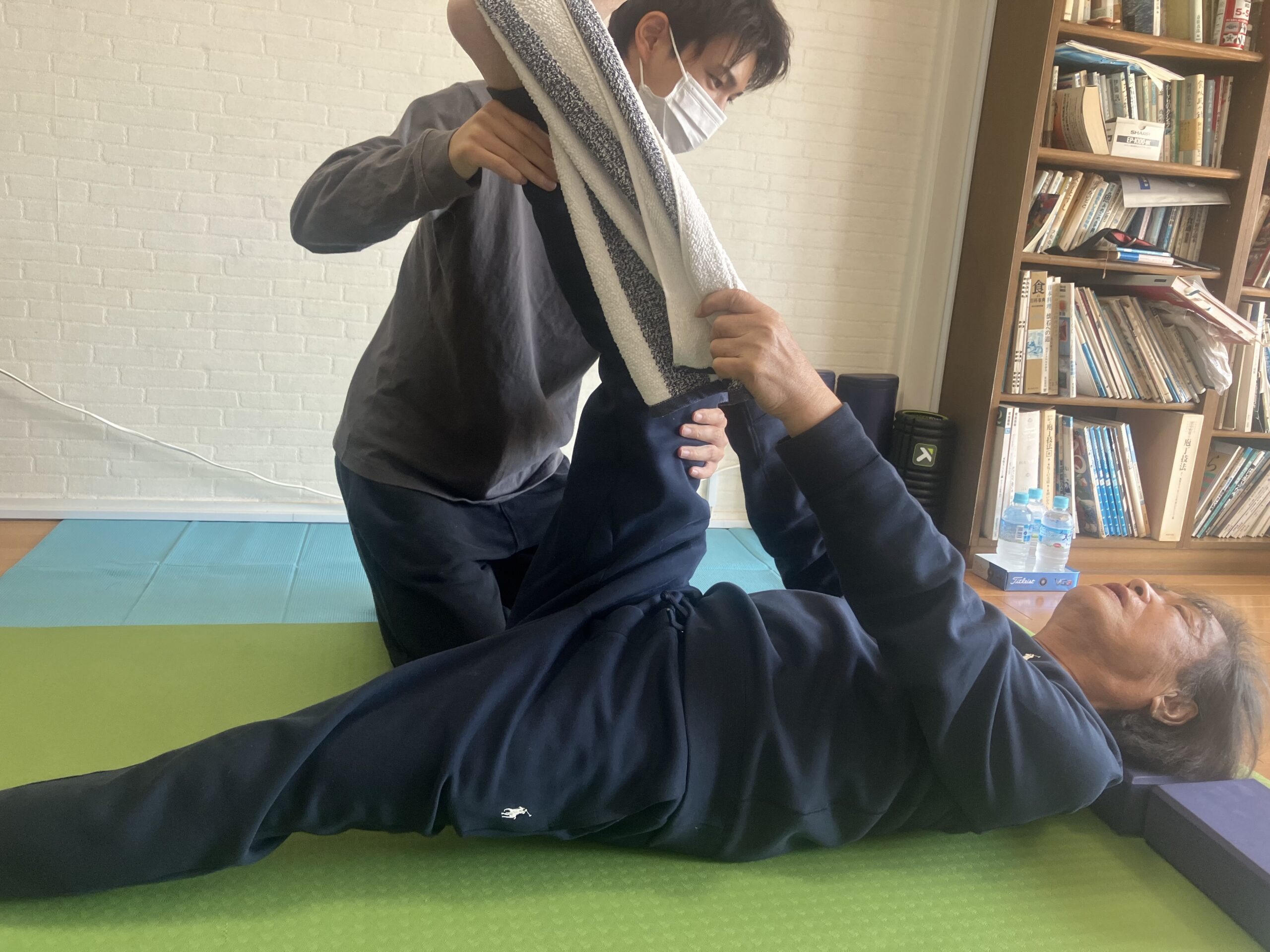 "ハムストリングスのストレッチを行う高齢者<img</p