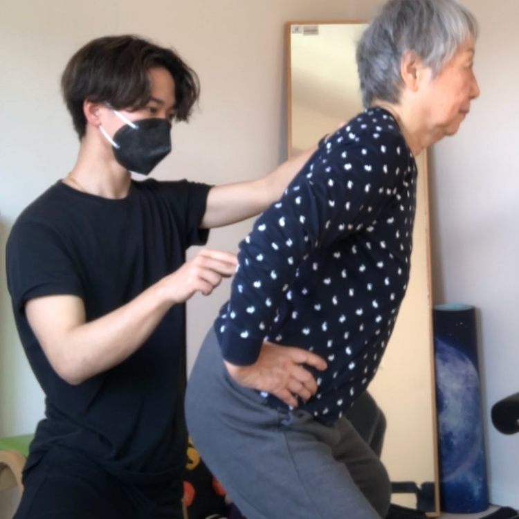 歩行安定の為に自費リハビリに励む世田谷区二子玉川在住の80代女性