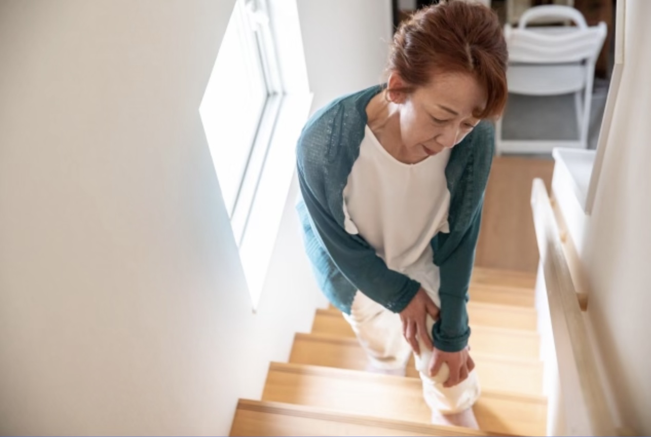 膝を痛めている高齢者(シニア)の女性