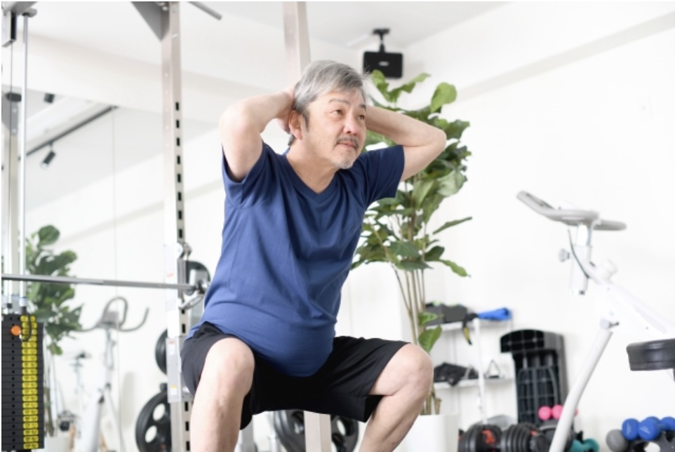 膝痛予防の為にトレーニングに励む高齢者の男性
