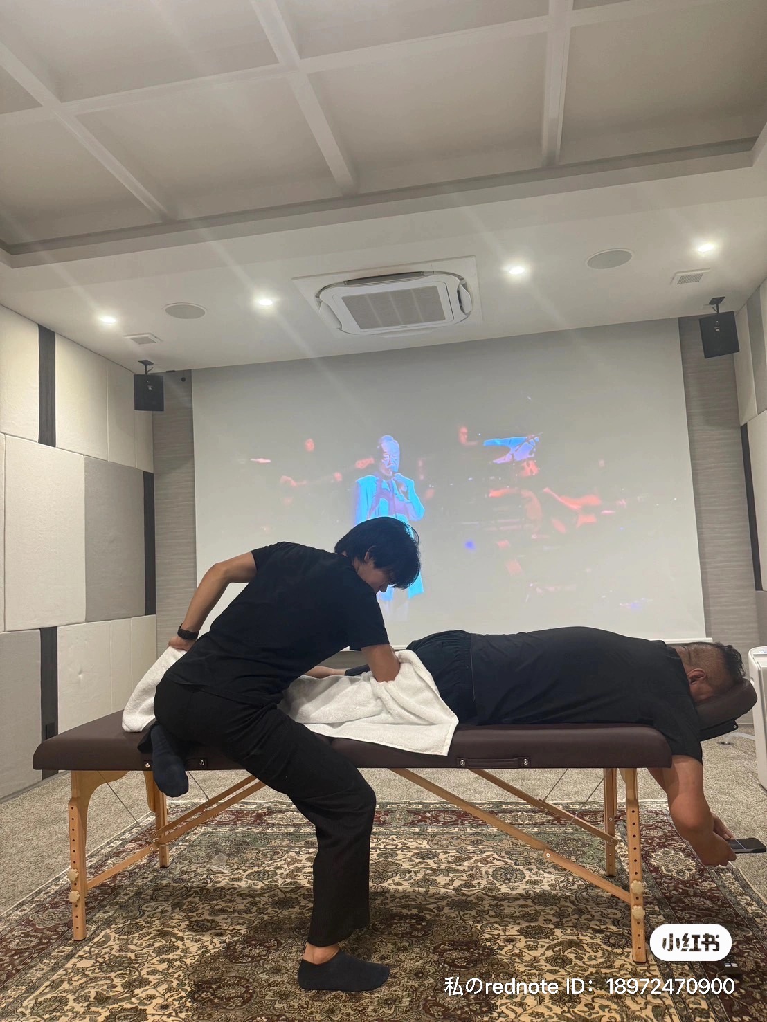理学療法士トレーナーからマッサージを受ける男性