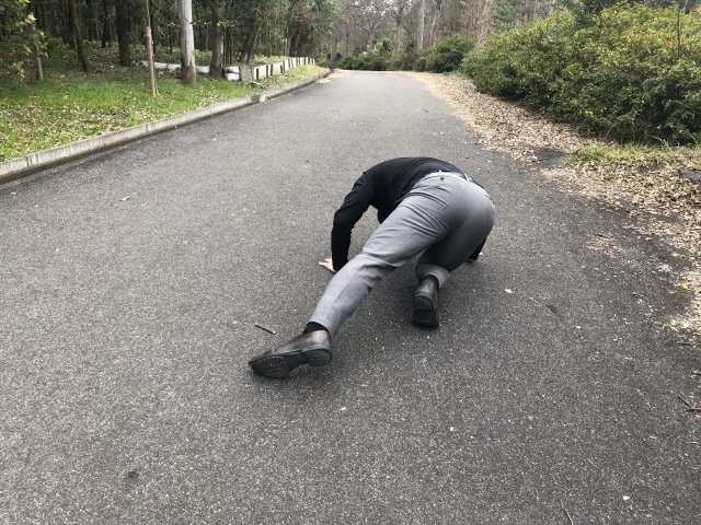 転倒する高齢者男性