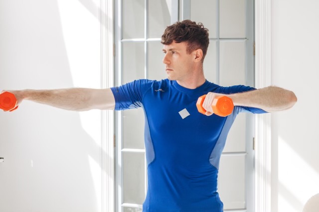 筋トレするシニア