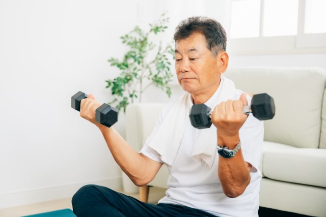 筋トレに励むシニア男性