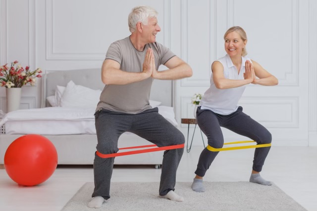 筋トレに励む高齢者