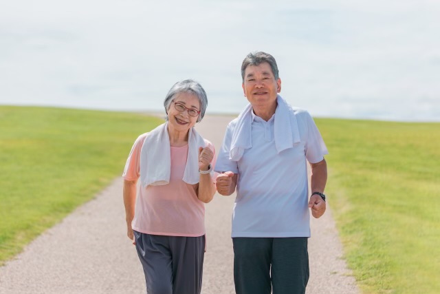 立位での筋トレに励む高齢者