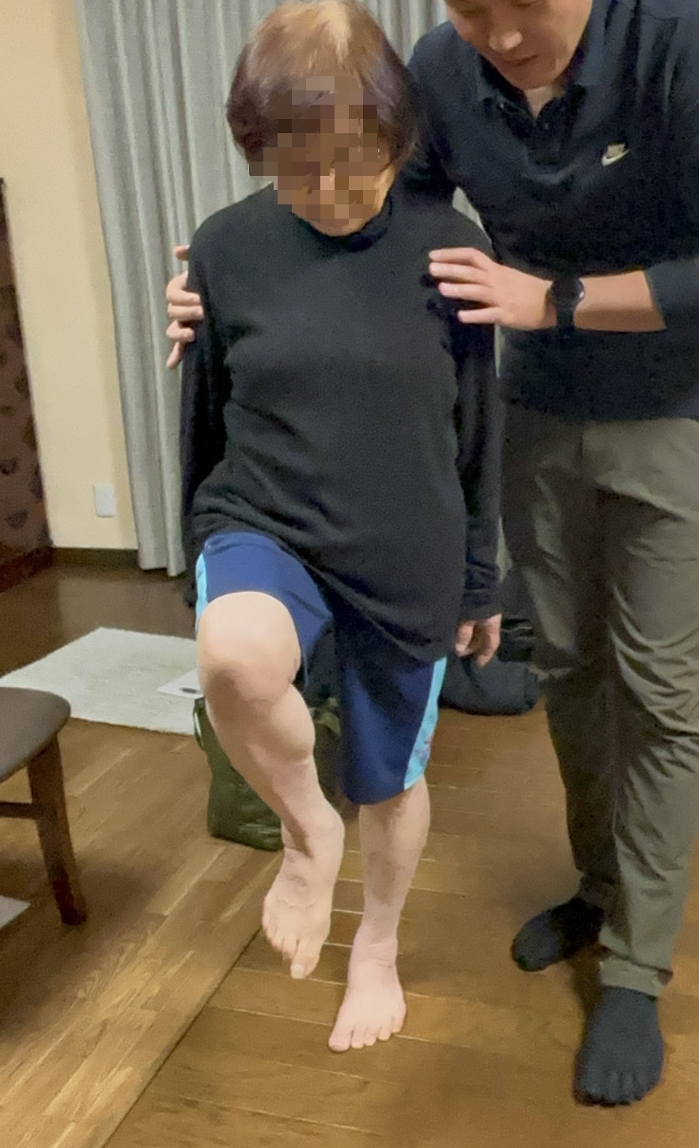 歩行教室で片脚バランス訓練に励む高齢者