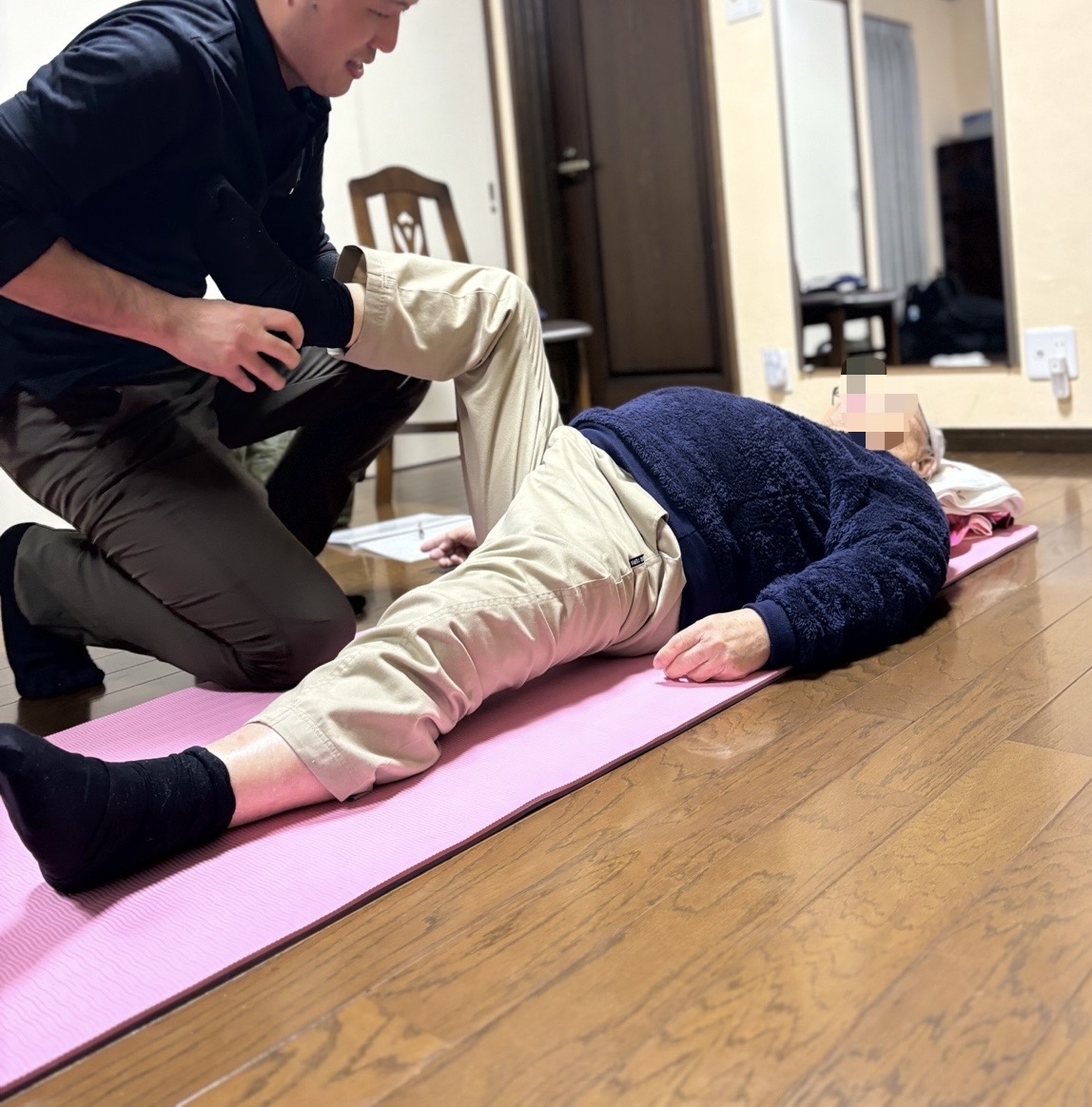 変形性膝関節症のリハビリトレーニングに励む高齢者