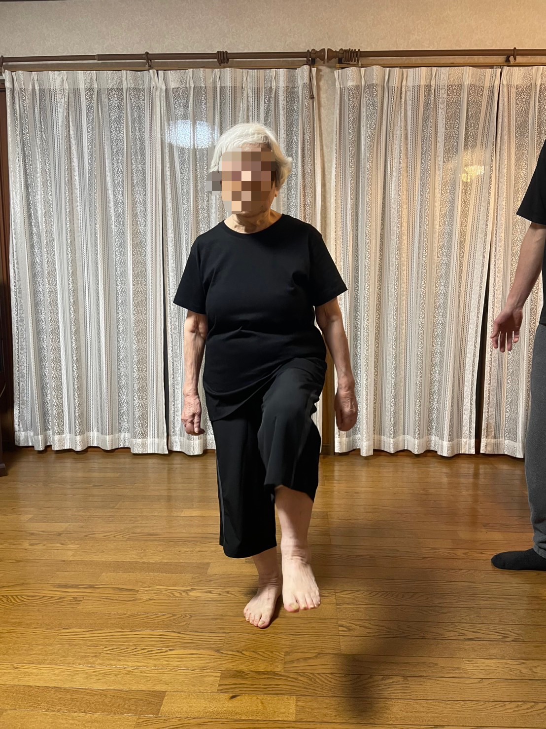 歩行安定の為にリハビリに励む高齢者